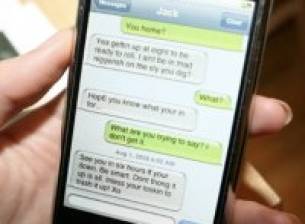 Хакери хакнаха SMS приложението на iPhone за 20 секунди