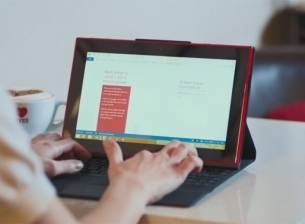 Нова реклама на Lumia 2520 се заяжда с iPad Air