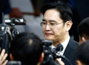 Корупционният скандал в Южна Корея въвлича и шефа на Samsung