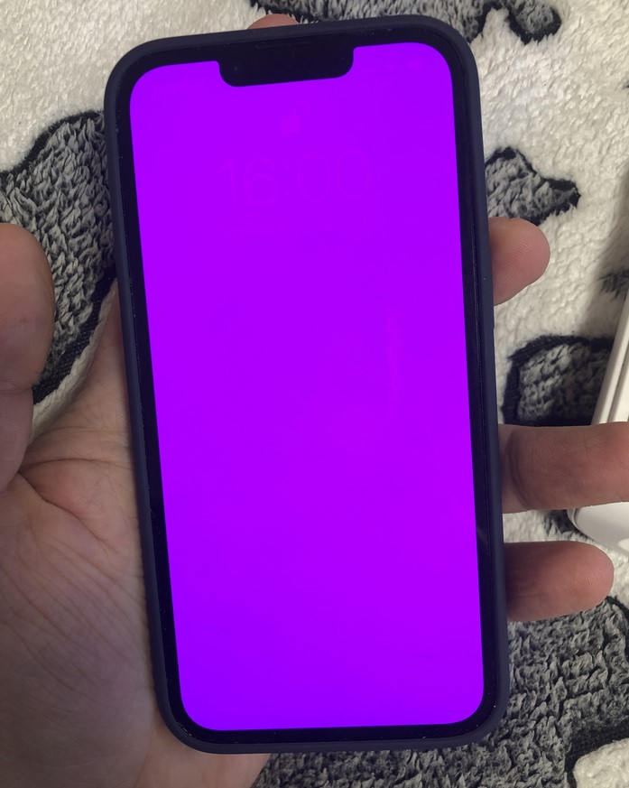 Бъг кара екраните на някои бройки Apple iPhone 13 да светят в лилаво