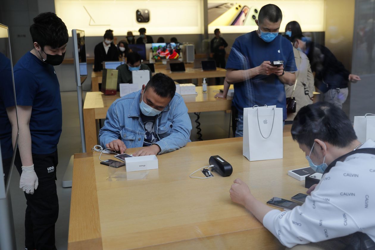 Apple забавя масовото производство на iPhone 12