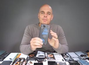 Най-здравият смартфон на 2023 според JerryRigEverything