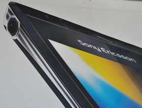 Банер на Sony показва малко от смартфона Xperia arc