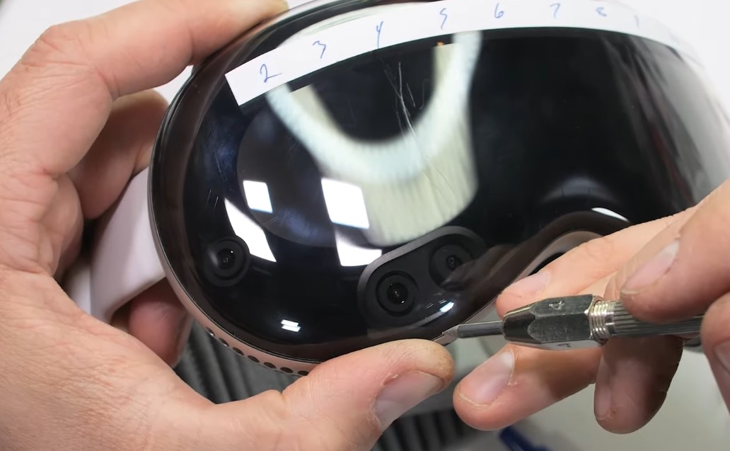 Предният дисплей на Apple Vision Pro се издрасква доста лесно
