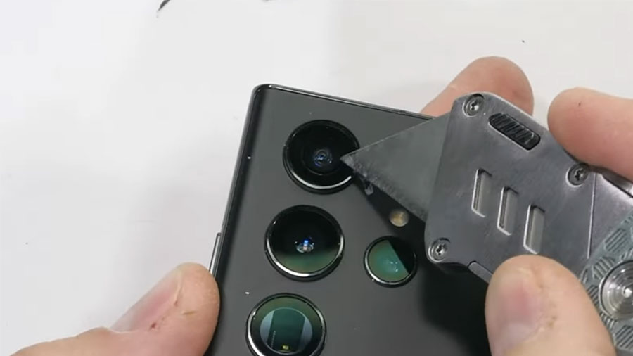 Samsung Galaxy S22 Ultra срещу JerryRigEverything - кой печели?