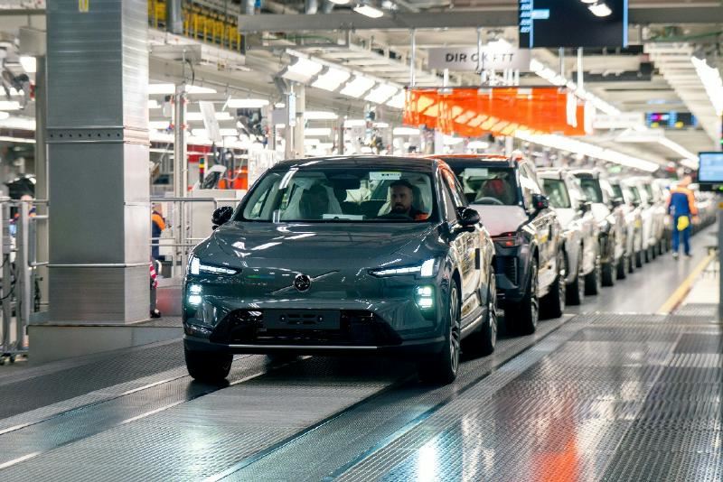 Volvo стартира производството на EX60: Пробег от 810 км и светкавично зареждане