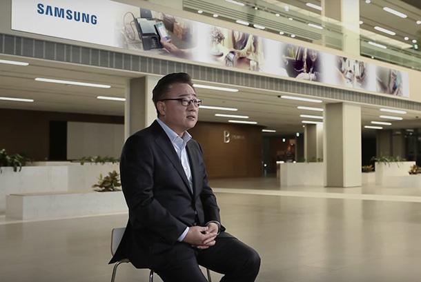 Samsung ще покаже смартфон със сгъваем дисплей през ноември