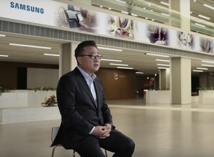 Samsung ще покаже смартфон със сгъваем дисплей през ноември