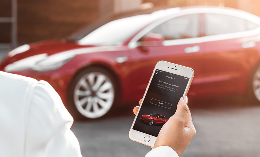 Стотици притежатели на Tesla загубиха връзка с автомобилите си