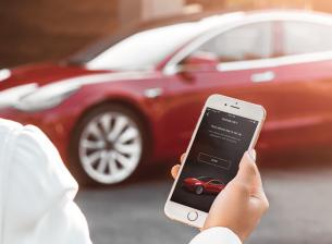 Стотици притежатели на Tesla загубиха връзка с автомобилите си