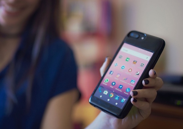 В този калъф за iPhone е скрит смартфон с Android