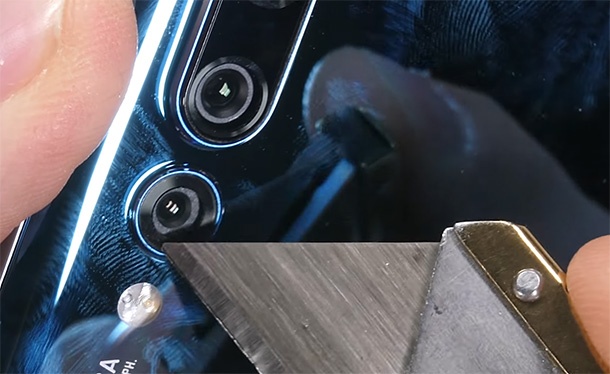 Huawei P20 Pro премина през екстремните тестове на JerryRigEverything