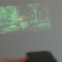 NTT DoCoMo и Sharp представиха също телефон с проектор