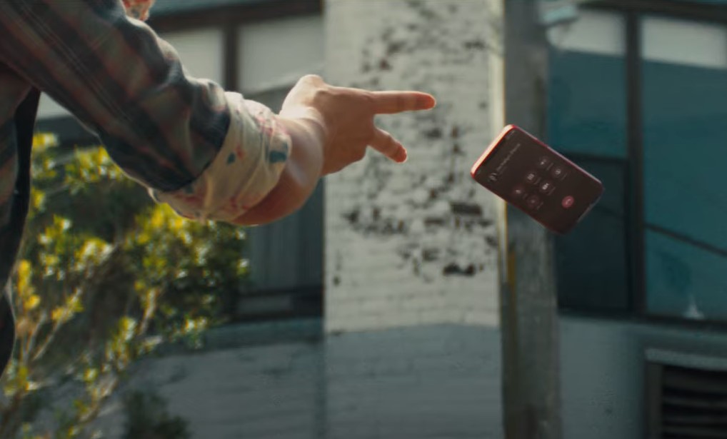 Apple с нова забавна реклама за издръжливостта на iPhone 12