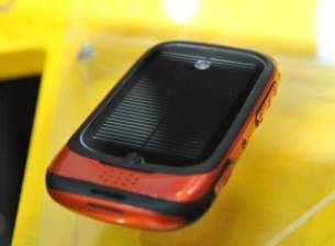 Бюджетен смартфон с Android 2.2  Froyo и соларен панел