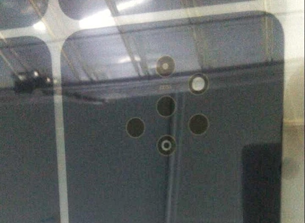 Снимка показва телефон Nokia с петорна камера