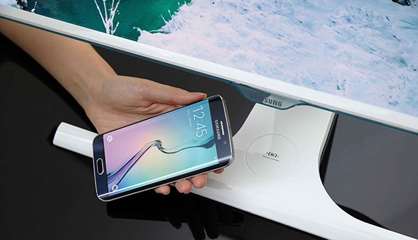 Този монитор на Samsung зарежда безжично смартфони