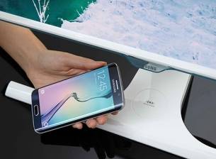Този монитор на Samsung зарежда безжично смартфони