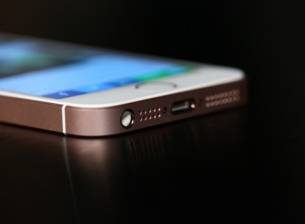 Apple потвърди, че забавя телефоните с износени батерии