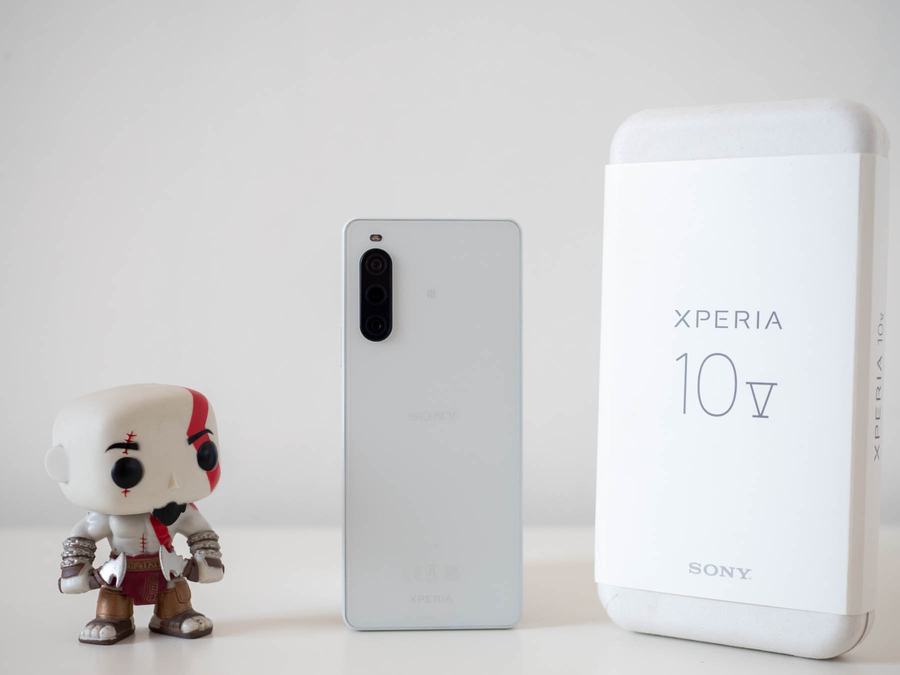 РЕВЮ: Sony Xperia 10 V е с класически дизайн и телефото камера