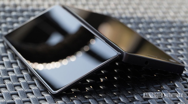 ZTE готви сгъваем смартфон с два дисплея