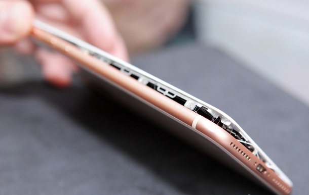 iPhone 8 Plus се разлепи по време на зареждане