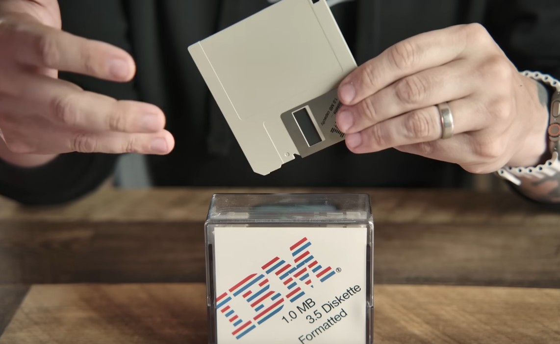 YouTube-ър създаде флопи диск от нулата