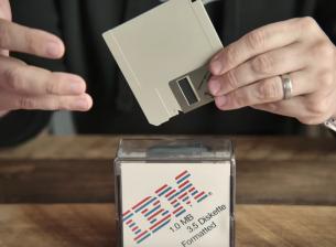 YouTube-ър създаде флопи диск от нулата