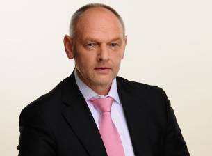 Хорст Пертъл остава директор 