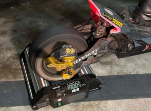 Ето устройството, с което полицията хваща незаконно бързите ел. тротинетки и ел. велосипеди