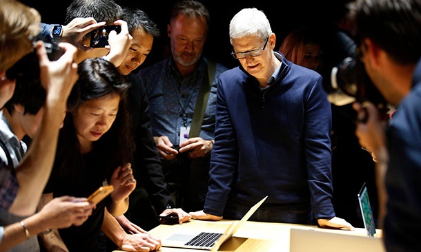 Тим Кук е получил с 15% по-ниска заплата в Apple през 2016