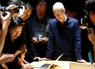 Тим Кук е получил с 15% по-ниска заплата в Apple през 2016