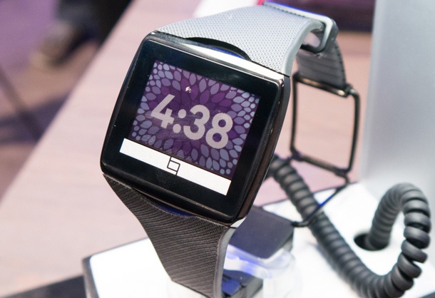 Цената на часовника Qualcomm Toq падна със 100 долара