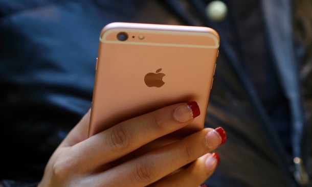 Apple може би забавя работата на iPhone с износени батерии