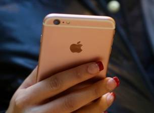 Apple може би забавя работата на iPhone с износени батерии