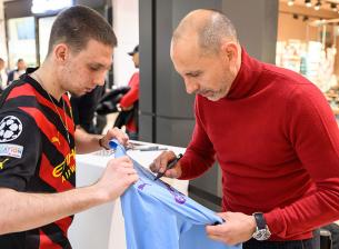 Стотици футболни фенове се срещнаха с Мартин Петров и купата на английската Висша лига