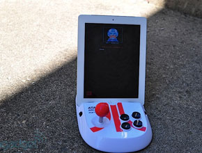 Atari предлага специален джойстик за работа с iOS