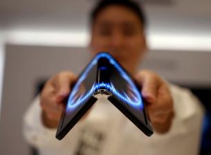 LG показа OLED екран, който се сгъва в две посоки