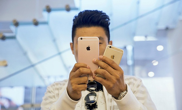 Следващият iPhone няма да включва големи промени, твърди WSJ