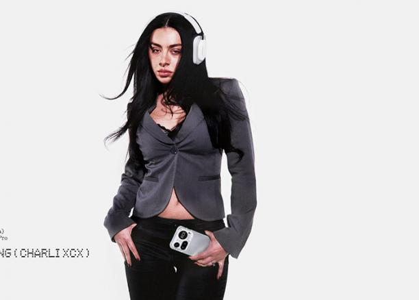 Charli XCX инвестира в Nothing и става глобален посланик на марката