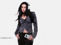 Charli XCX инвестира в Nothing и става глобален посланик на марката
