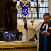 Лондонски свещеник благослови мобилните телефони и лаптопите