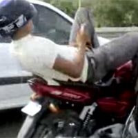 Индиец пише SMS, докато кара мотор