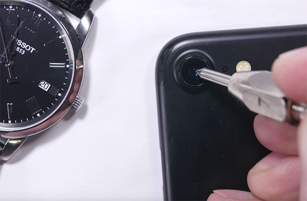 Тест проверява твърдостта на сапфиреното стъкло в камерата на iPhone