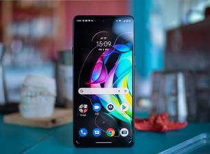 Motorola Edge 20 e приятен модел със забележителен екран