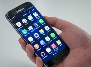 Samsung ще пусне версия на Galaxy S10 с плосък дисплей