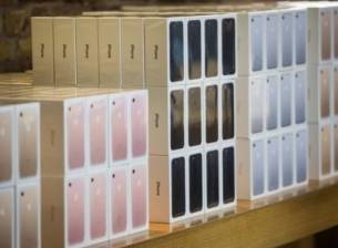 Крадци задигнаха стотици бройки iPhone от движещ се камион