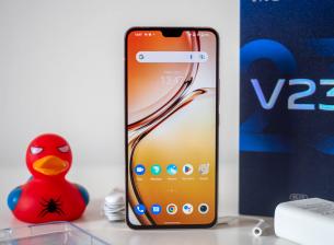 РЕВЮ: Vivo V23 взима селфитата много насериозно