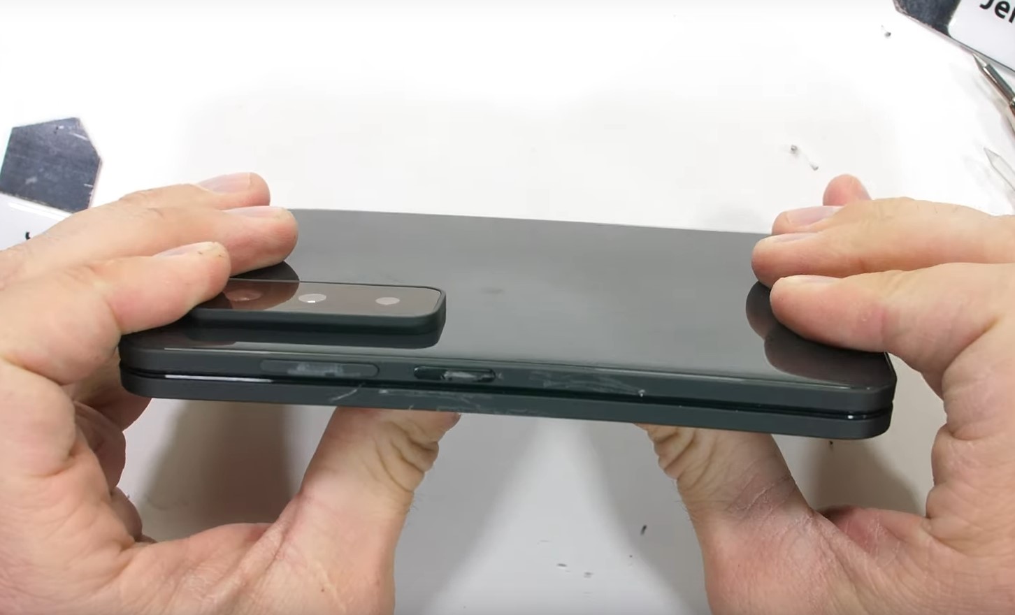 Ето колко издръжлив е Microsoft Surface Duo 2