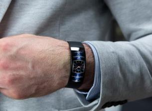 Amazfit X е умен часовник с извит екран